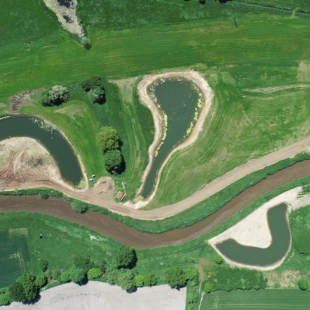 Luftbild: Die verschiedenen neuen Gewässer links und rechts der Vechte, die durchs Bild fließt, sind gut zu erkennen. Sie sind bereits mit Wasser gefüllt, aber noch nicht mit der Vechte verbunden.