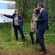 Projektmanagerin Susanne Brosch erklärte Minister Lies und Anne Rickmeyer die geplante Renaturierung des Otternhagener Moors