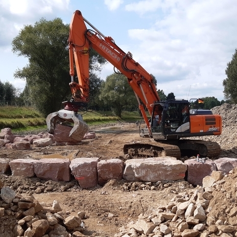 Die bis zu zwei Tonnen schweren Blocksteine wurden per Bagger gesetzt.