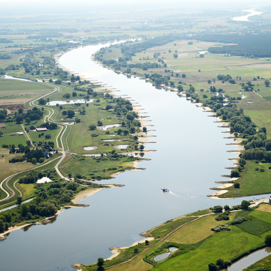 Die Elbe bei Neu-Darchau. Mit Blick auf ihre Auen soll ein Strukturplan die Interessen von Hochwasser- und Naturschutz vereinbar machen (Bild: Falcon Crest Air/NLWKN).