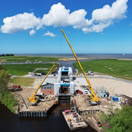 Endspurt: Nach vierjähriger Bauzeit geht die neue Schleuse in Otterndorf ihrer Eröffnung entgegen. Rund um die Anlage werden nach Inbetriebnahme im Juli noch letzte Restarbeiten erfolgen (Bild: Team Adcor).