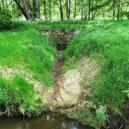 Die aktuelle Situation am Rohrdurchlass bei normalem Wasserstand (1) und Hochwasser (2). Nach Umsetzung der Arbeiten steht die hinter der Verwallung liegende Naturschutzfläche wieder für die Hochwasserrückhaltung und Auenentwicklung zur Verfügung.