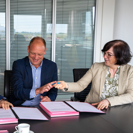 Hafen- und Bahnhofsnähe als wichtiger Standortvorteil (v.l.): Umweltminister Olaf Lies, Reederei-Vorstand Carl-Ulfert Stegmann und NLWKN-Direktorin Anne Rickmeyer präsentierten den unterzeichneten Mietvertrag an der Norddeicher Mole.
