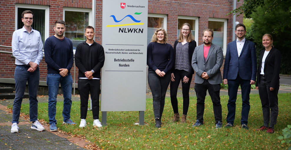 Freuen sich auf ihre neuen Aufgaben in Niedersachsen (v.l.): Mathis Reske, Marcel Rietdorf, Calvin Herbst und Svenja Carsjens, Janina Felsmann, Johannes von Hering, Constantin von Andrian, Hanna Liesenfelder (Bild: Lippe/NLWKN).