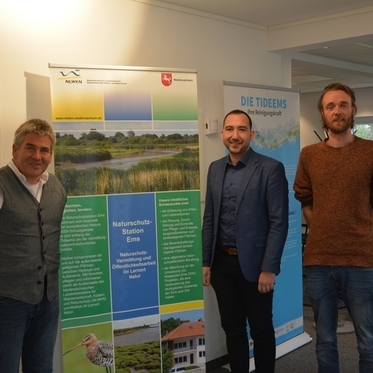 Heinrich Pegel (links) und Felix Närmann (rechts) begrüßen Nico Bloem in der Naturschutzstation Ems.