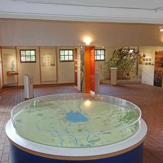 Die komplett überarbeitete Dauerausstellung in der Naturschutzstation Dümmer des NLWKN kann täglich von 10 bis 18 Uhr besichtigt werden. Der Eintritt ist frei.