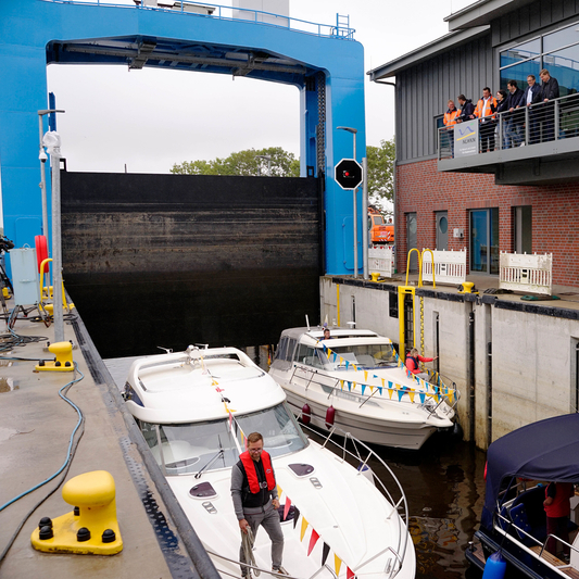 Andrang in der neuen Schleusenkammer: Die Öffnung der Hadelner Kanalschleuse wurde von Sportbootfahrern bereits sehnsüchtig erwartet (Bild: Lippe, NLWKN).