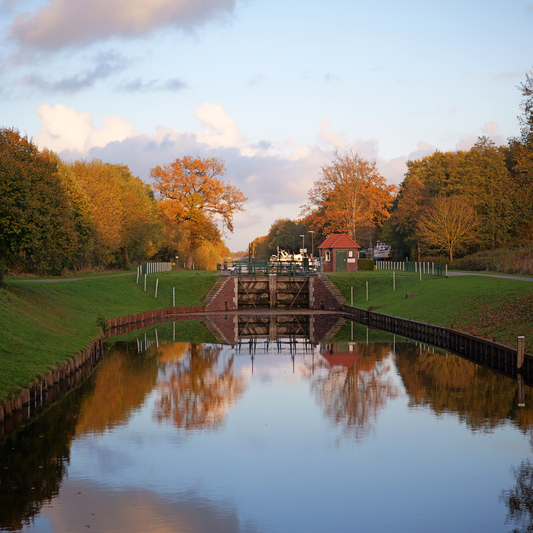 Der „BootsPass Ostfriesland“ bringt auch weiterhin ganzjährig Bootspaß – und erlaubt die Nutzung etwa der historischen Schleuse in Wiesens ohne zusätzliche Gebühren pro Schleusengang (Bild: Lippe/NLWKN).