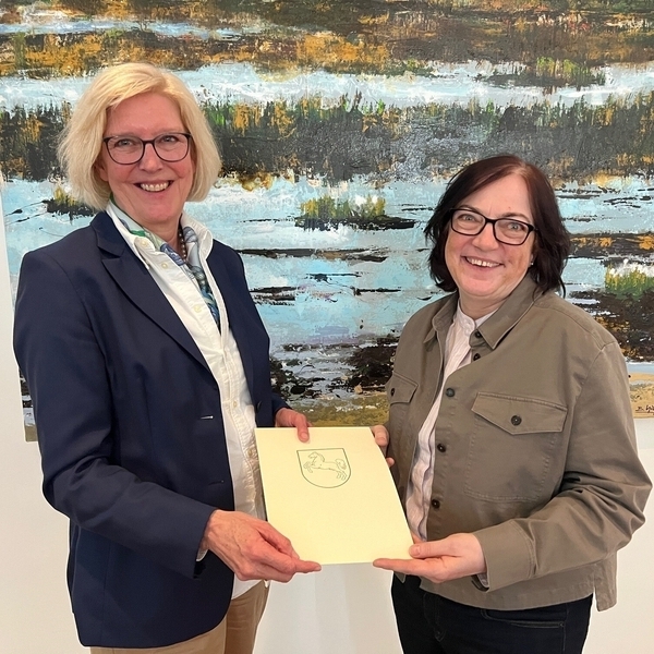 Ute Schlautmann, Leiterin der NLWKN-Betriebsstelle Brake-Oldenburg (links im Bild), geht nach fast 35 Dienstjahren in den Ruhestand. An ihrem letzten Arbeitstag wurde sie von Direktorin Anne Rickmeyer verabschiedet (Foto: NLWKN).