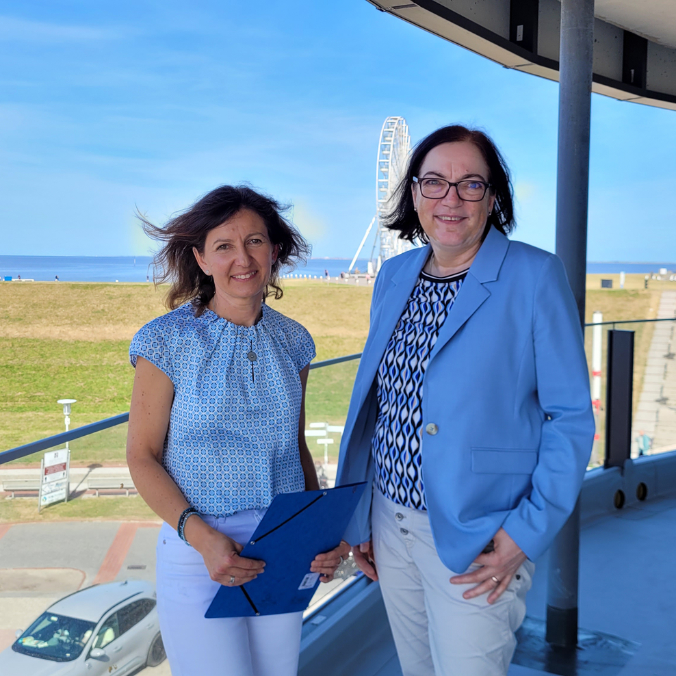 Anne Rickmeyer (rechts) nahm am NLWKN-Standort in Norddeich die offizielle Ernennung vor.