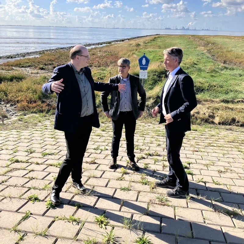 Minister Christian Meyer im Austausch mit Dr. Thomas Schoneboom (NLWKN) und Gerd-Udo Heikens (Deichacht Krummhörn).