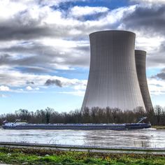 Atomkraftwerk vor einem Fluss